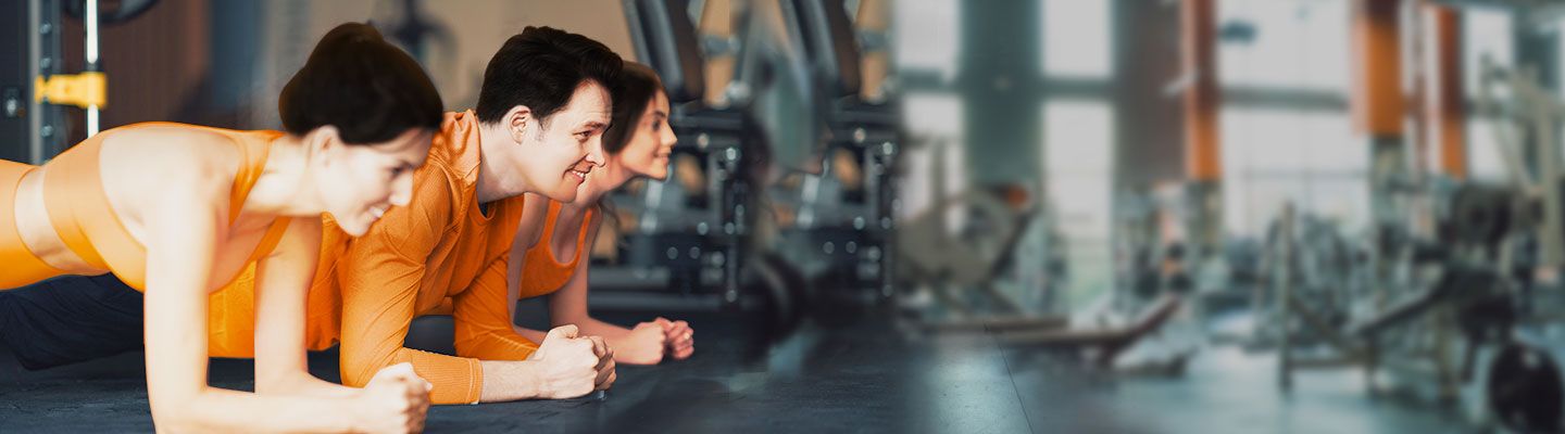 nhóm bạn tập gym và tham gia bảo hiểm bộ 3 bảo vệ